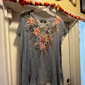 Johnny was lg ss top EUC gray/ blue with embroidery